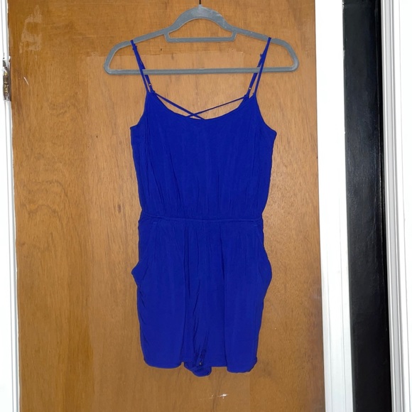 H&M navy blue romper with pockets and a cute back - Picture 1 of 9